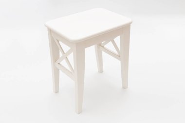 Gri arkaplanda beyaz tahta tabure