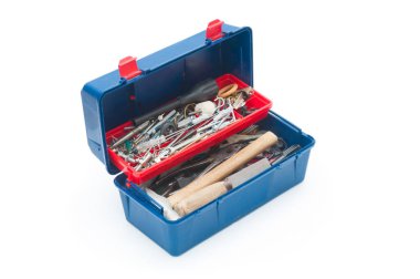 Beyaz arkaplanda izole edilmiş eski plastik araç kutusu