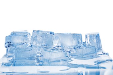Erimiş mavi buz küpleri beyaz arkaplanda izole bir şekilde kapanır