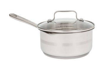 Cam kapaklı metal tencere beyaz arkaplanda izole edilmiş.