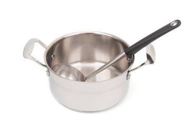 Beyaz arkaplanda izole edilmiş kepçeli metal tencere