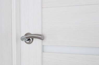 Ev ahşap kapısının metal kapı tokmağı