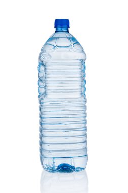 Plastik su şişesi beyaz arka planda izole edilmiş.