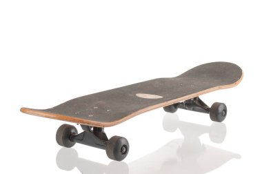 Kullanılmış eski kaykay beyaz arkaplanda izole edildi