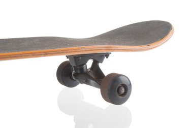 Kaykay beyaz arkaplanda izole bir şekilde kapanıyor