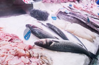Pazarda taze balık var.