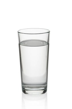 Saf suyla kaplanmış cam, beyaz arkaplana yakın.