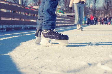 Dışarıdaki buz pateni pistindeki insanlar.