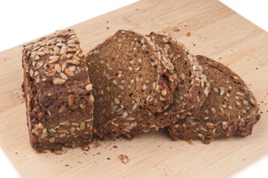 Dilimlenmiş çavdar ekmeği ahşap kesme tahtasına yakın.