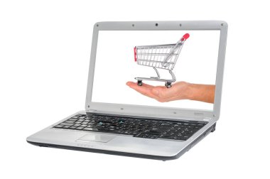 Beyaz arka planda dizüstü bilgisayarda alışveriş arabasıyla el ele.