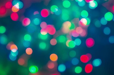 Parlayan Noel çelenklerinin bulanık ışıkları