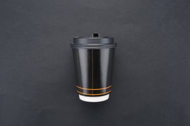 Siyah arka planda tek kullanımlık plastik kahve fincanı.