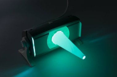 Karanlık odada ultraviyole ışınlayıcısı çalışıyor.