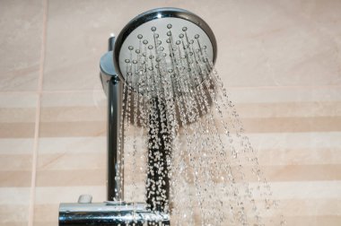 Duş başlığı su damlalarıyla kapanıyor.