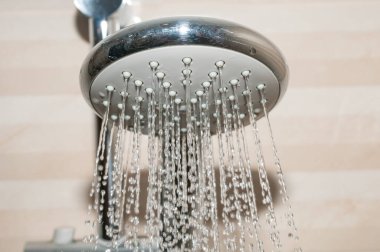 Akan suyla duş başlığı 