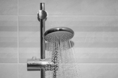 Suyu akan duş musluğu