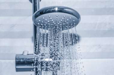Duş başlığı saf suyla kapanır.