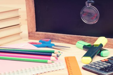 Okul konseptine geri dönelim. Okul malzemeleri masanın üstünde.