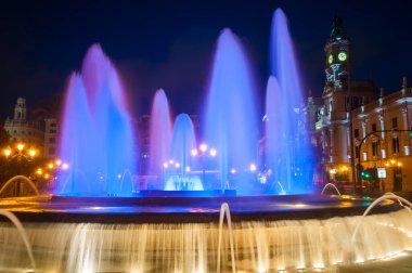 Valencia, İspanya - 22 Haziran 2019: Valencia şehir meydanındaki çeşme (Plaza del Ayuntamiento)