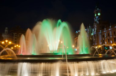 Valencia, İspanya - 22 Haziran 2019: Valencia şehir meydanındaki çeşme (Plaza del Ayuntamiento)