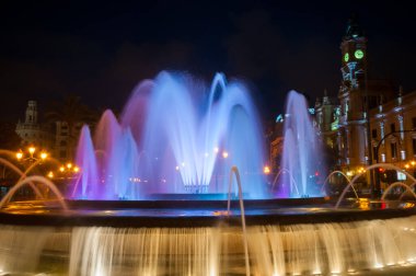 Valencia, İspanya - 22 Haziran 2019: Valencia şehir meydanındaki çeşme (Plaza del Ayuntamiento)