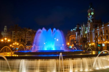 Valencia, İspanya - 22 Haziran 2019: Valencia şehir meydanındaki çeşme (Plaza del Ayuntamiento)