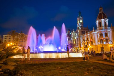 Valencia, İspanya - 22 Haziran 2019: Valencia şehir meydanındaki çeşme (Plaza del Ayuntamiento)