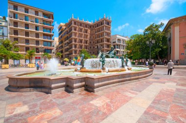 Valencia, İspanya - 01 Temmuz 2019 Saint Mary Meydanı ve Rio Turia Çeşmesi 