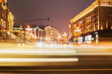 Moskova, Rusya - 23 Aralık 2019: Tverskaya Caddesi gece trafiğinin yol açtığı