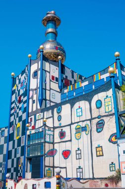 VIENNA, AUSTRIA - 24 Nisan 2016: Viyana, Avusturya 'daki Çöp İşleme Kulesi. Friedensreich Hundertwasser tarafından tasarlandı. Açılışı 1992 yılında yapılmış ve 60000 daire ısıtmış.. 