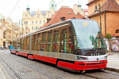 PRAG, CZECH Cumhuriyet - Kasım 03, 2014: Prag Caddesi 'ndeki modern eklemli şehir tramvayı Skoda. 