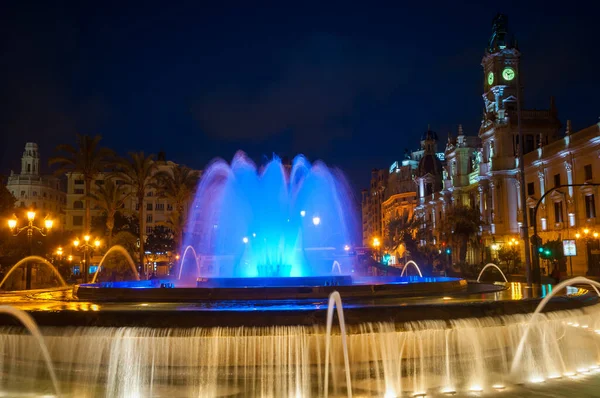 Valencia, İspanya - 22 Haziran 2019: Valencia şehir meydanındaki çeşme (Plaza del Ayuntamiento)