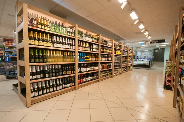 Valencia España Julio 2019 Departamento Vinos Supermercado Mercadona Cadena Supermercados Imagen de stock