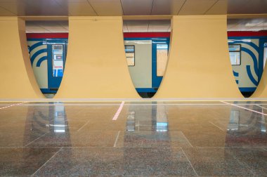 Moskova, Rusya - 30 Temmuz 2020: Yugo-Vostochnaya istasyonundaki metro treni