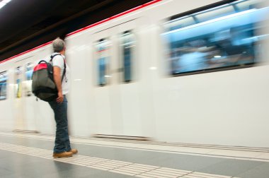 adam bekleyen metro tren