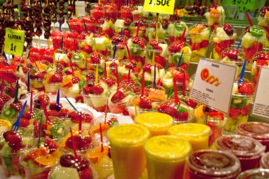 la boqueria market Barcelona içinde meyve salatası, çeşitli. 