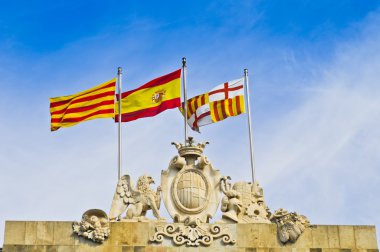 İspanyol ve Katalan bayraklar sallayarak karşı mavi gökyüzü