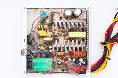 beyaz zemin üzerine eski tozlu güç ünitesi