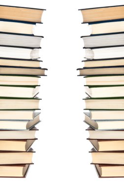 Beyaz arkaplan üzerine kitap yığınları