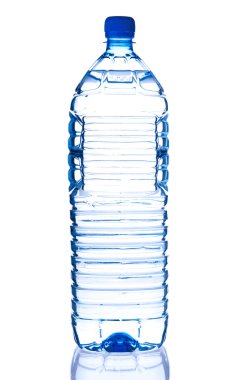 Beyaz arka planda bir şişe su