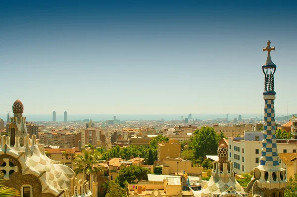 Uitzicht over Barcelona vanaf Park Guell. Getinte afbeelding — Stockfoto