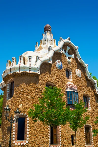 Barcelona, Hiszpania - 11 czerwiec 2014: casa del guarda w parku guell. — Zdjęcie stockowe