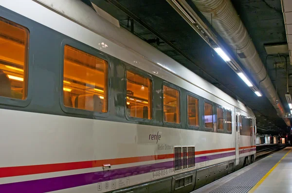 БАРСЕЛОНА, ИСПАНИЯ - 13 ИЮНЯ 2014: Поезд Renfe speed в Сантс — стоковое фото