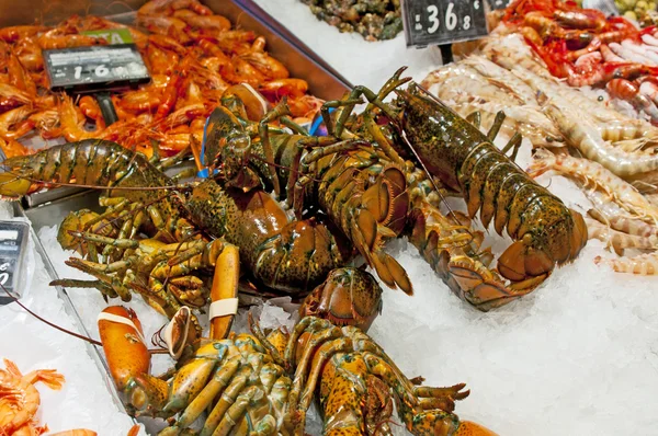 邦奇利亚市场，巴塞罗那的新鲜的鱼档. — 图库照片
