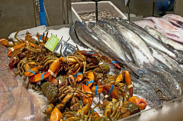 Banco di pesce fresco al mercato della Boqueria, Barcellona . — Foto Stock