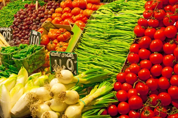 メルカット · デ ラ ボケリア バルセロナで野菜や果物の屋台 — ストック写真