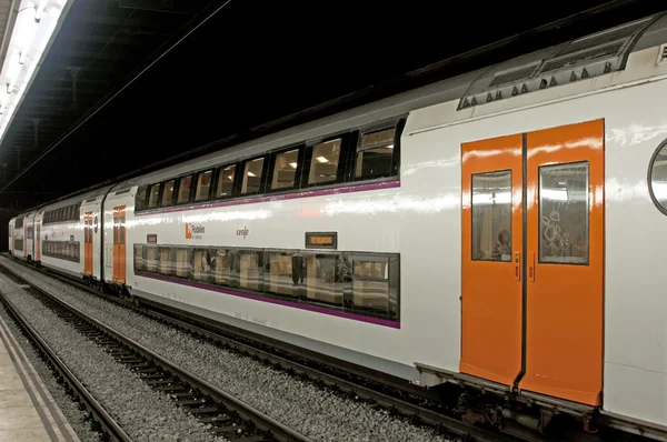 БАРСЕЛОНА, ИСПАНИЯ - 13 ИЮНЯ 2014: Поезд Renfe speed в Сантс — стоковое фото