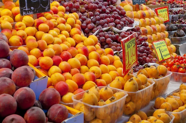 Owoców i warzyw stoisko w rynku de la boqueria w barcelona — Zdjęcie stockowe