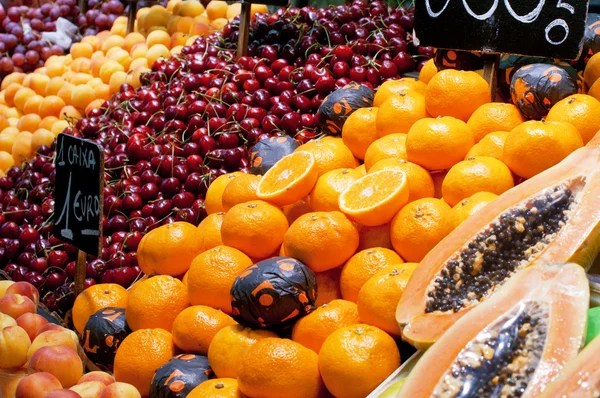 Stoisko owoce w rynku de la boqueria w barcelona — Zdjęcie stockowe