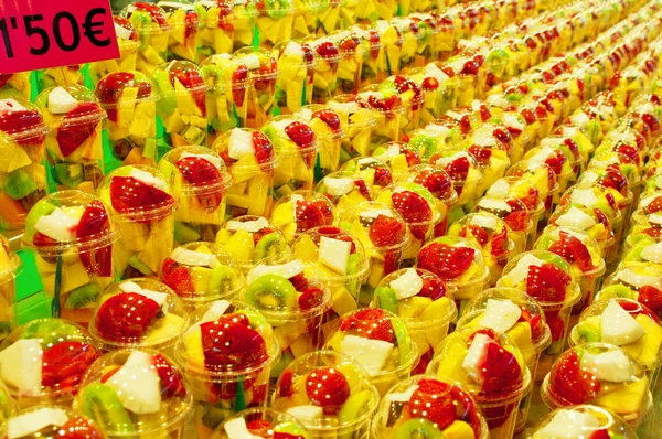 Mängd fruktsallad i la boqueria-marknaden i barcelona. — Stockfoto